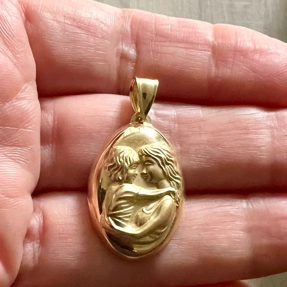 14K Yellow Gold Mother & Child Oval Pendant 1.55g 26x18mm Religious